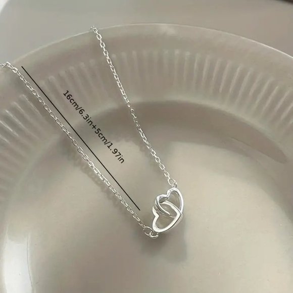 ⭐️NWT Silver Interlocking Hearts Necklace - Picture 2 of 2